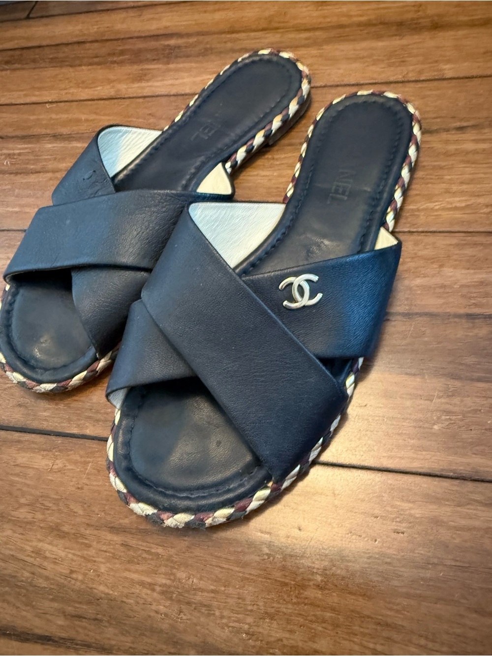 Chanel Black Leather Braided Trim Criss Cross CC Flat Slide
Sandals Size 41c - Picture 10 of 10